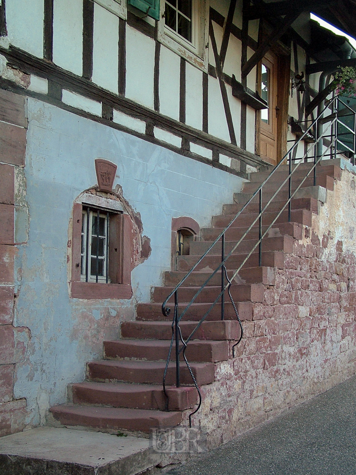 Treppe mit ausgewaschenen Sandsteinstufen