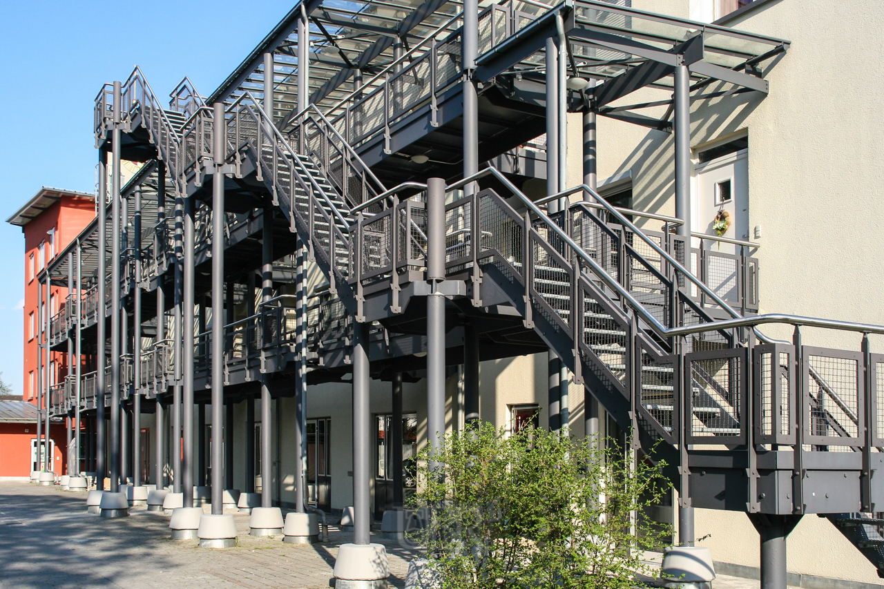 Treppenanlage eines Wohnblocks in Neufahrn