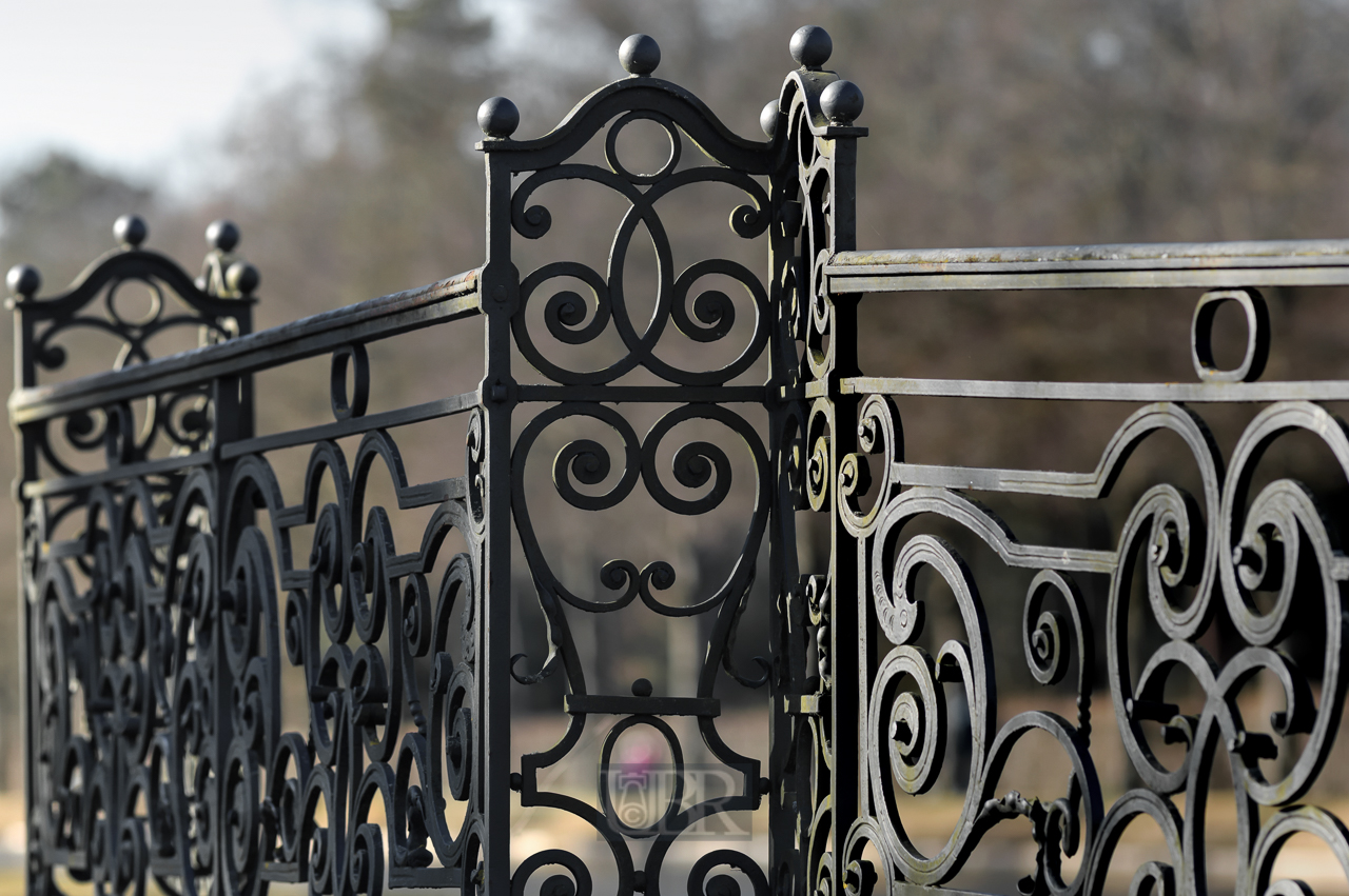 Geschmidete Brückengeländer im Schlosspark Schleißheim