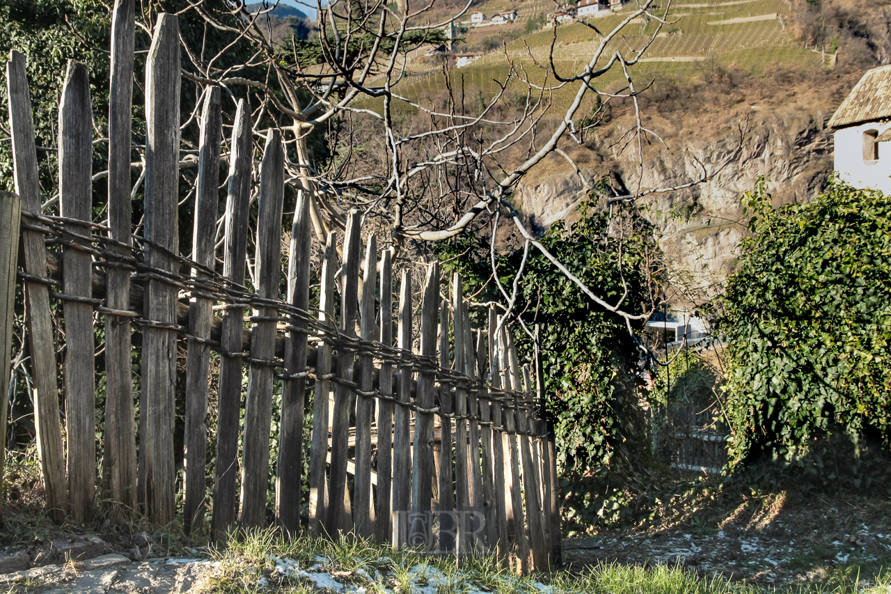 Zaun in Südtirol - Pfosten mit Seilen verknüpft