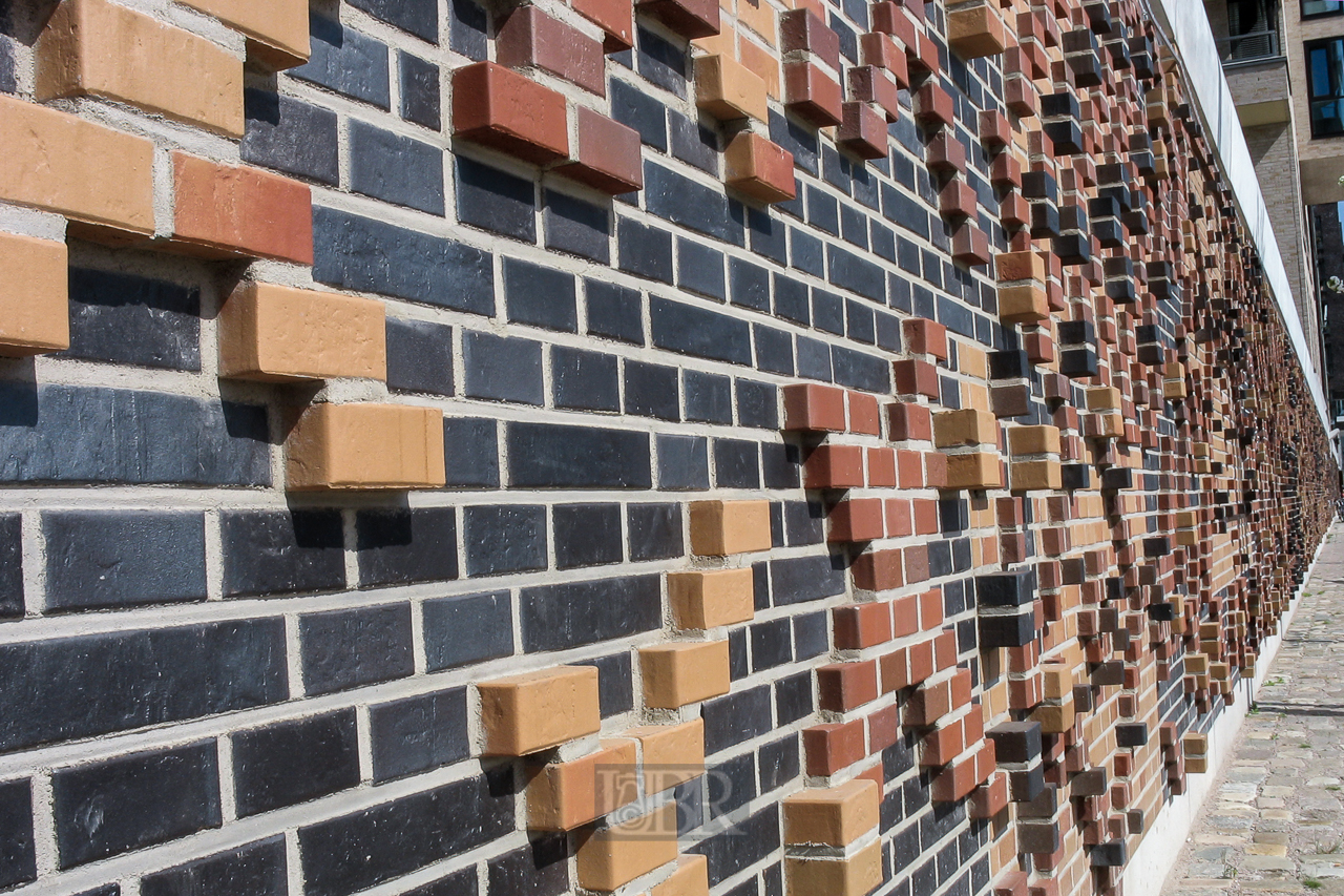 Backsteinverzierte neue Mauer in der Hafencity Hamburgs