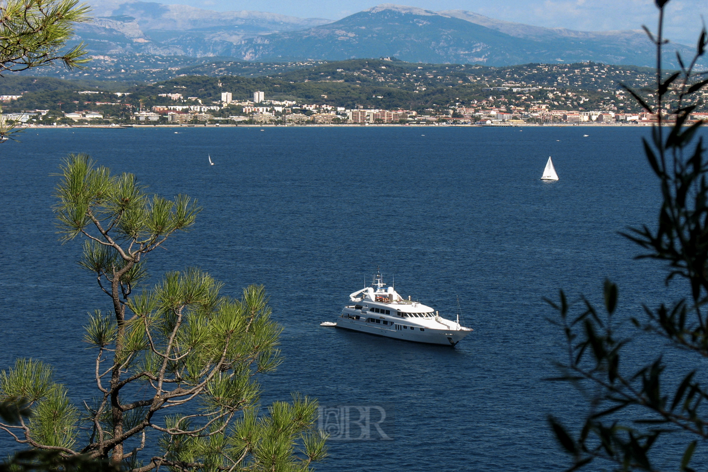 motor_yacht_vor_cannes