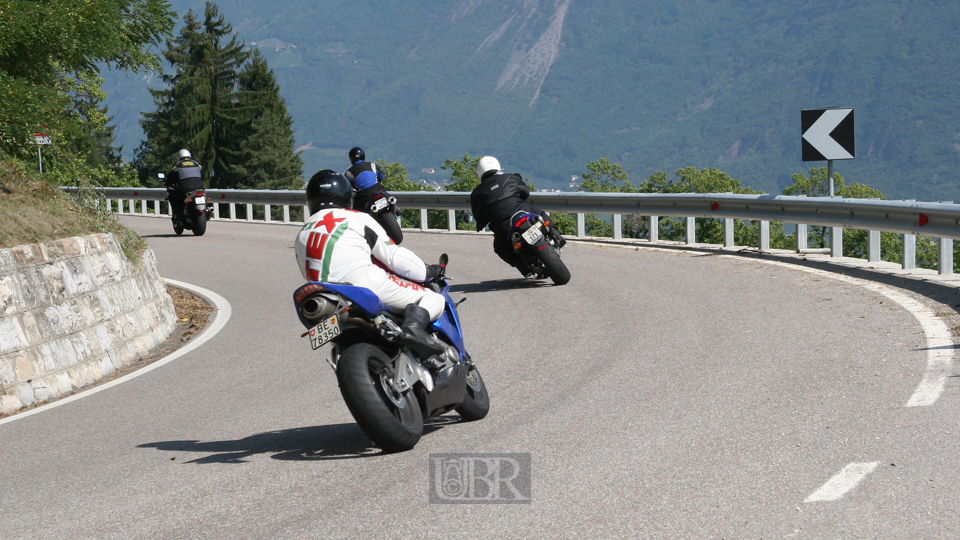 motorrad_04_in_der_kurve