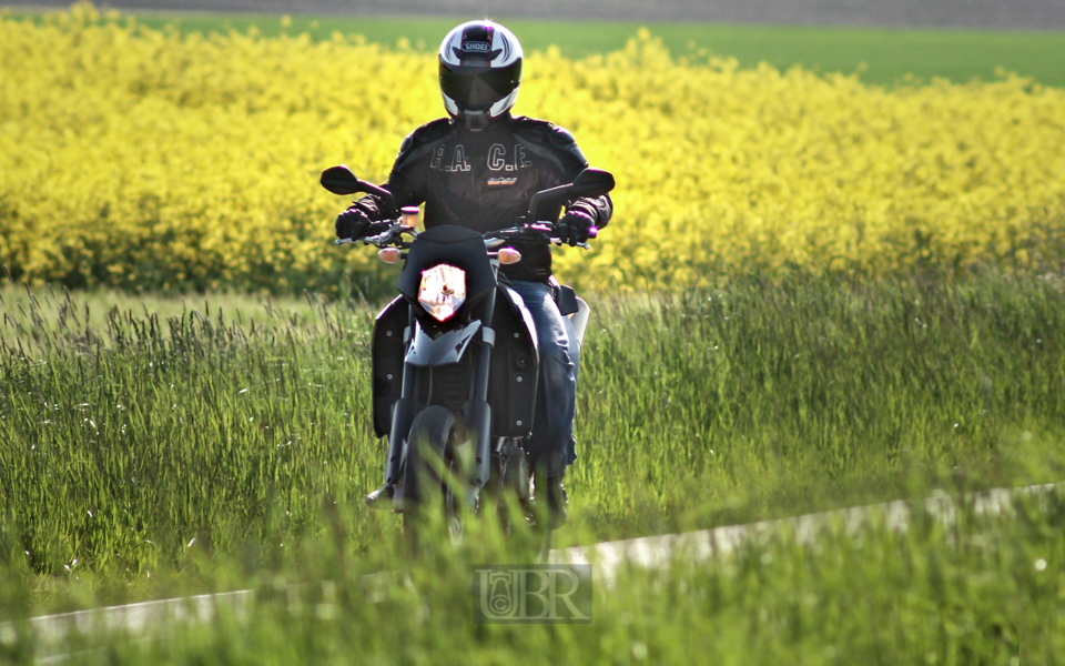 motorrad_im_rapsfeld_401