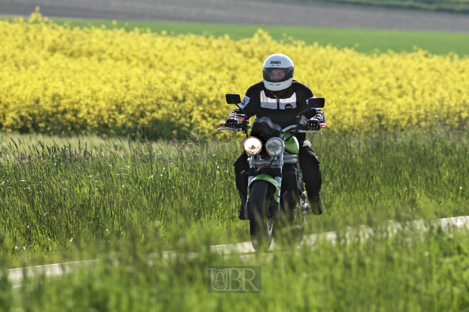 motorrad_im_rapsfeld_402