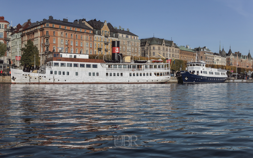 Viel Wasser und viele Schiffe in Stockholm