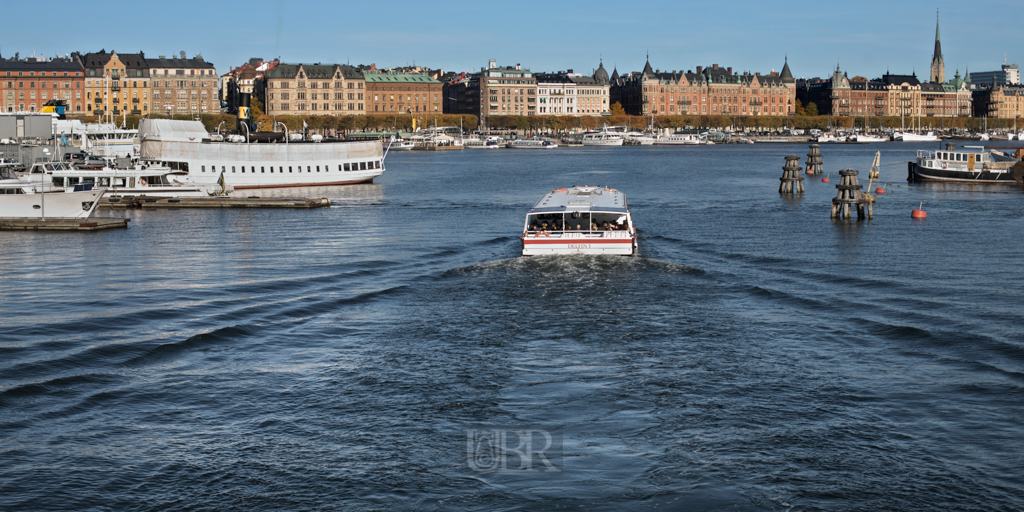 Viel Wasser und viele Schiffe in Stockholm