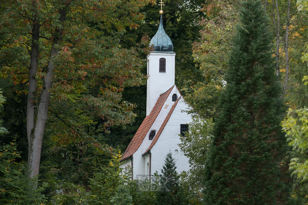 Kapelle und Friedhof mitten im Wald