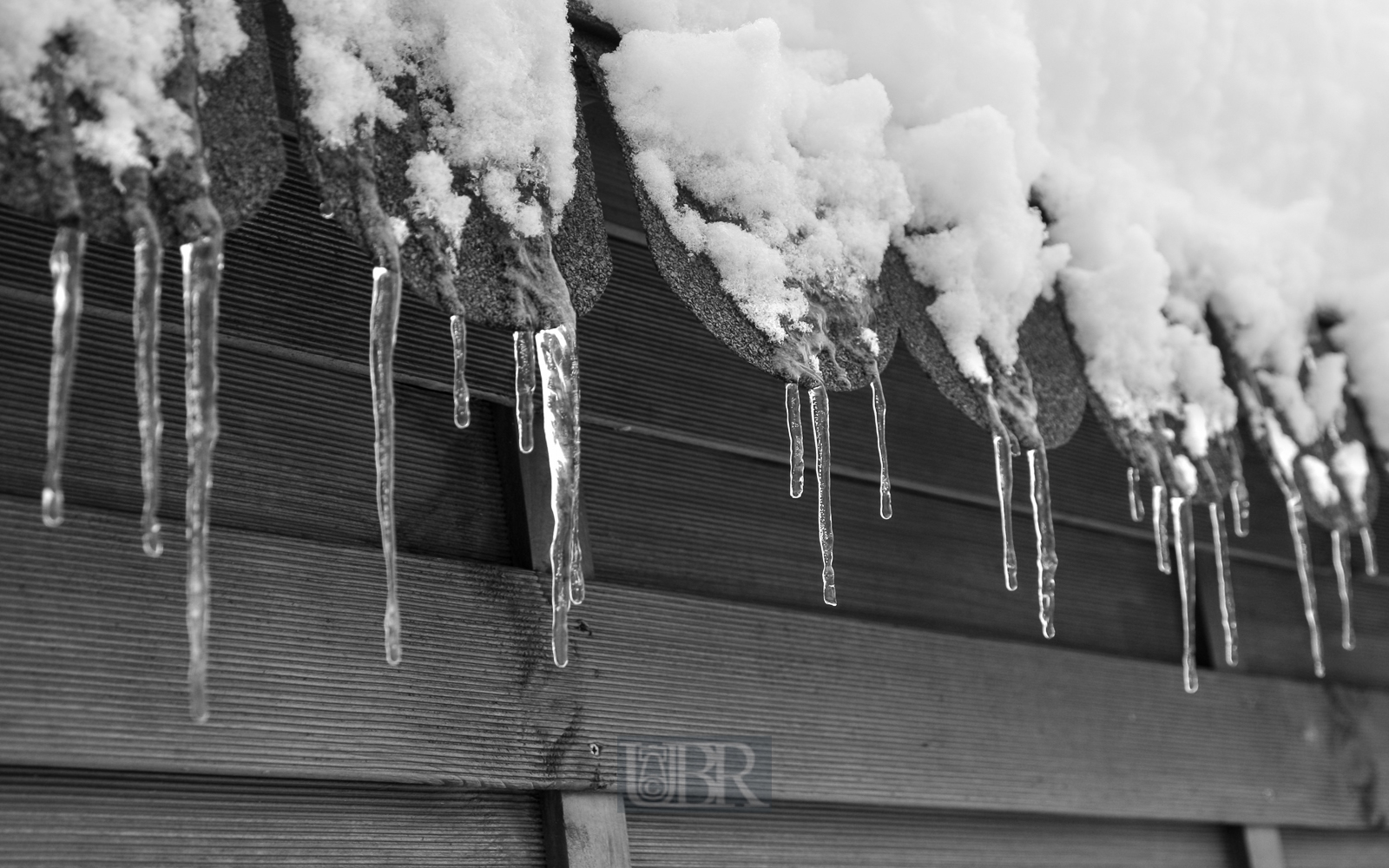 eiszapfen_dach_ziegel