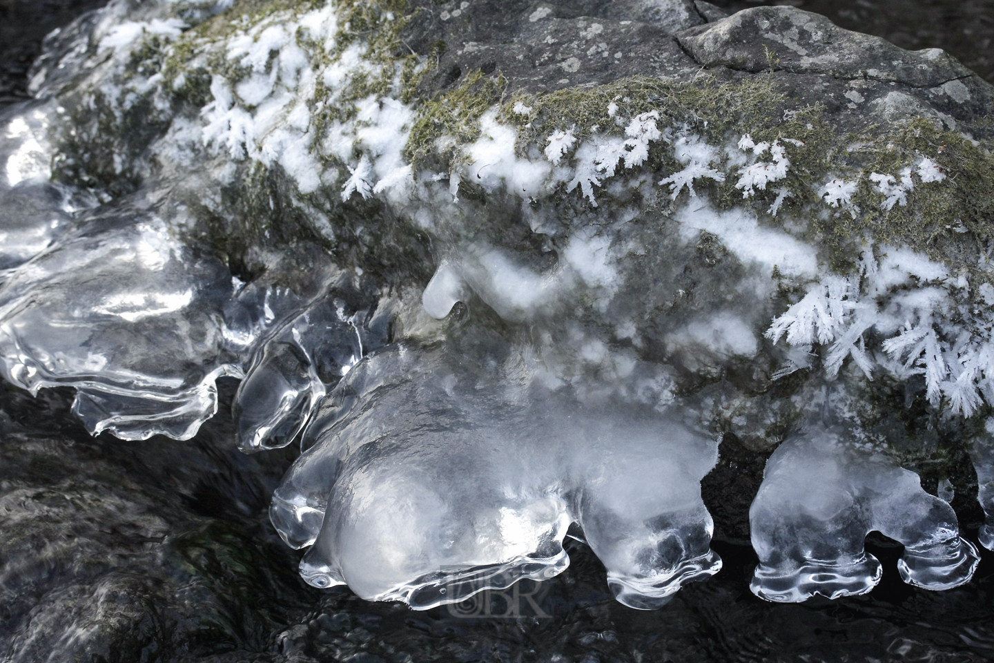 Eisfigurentheater auf Steinen und Felsblöcken im Fluss