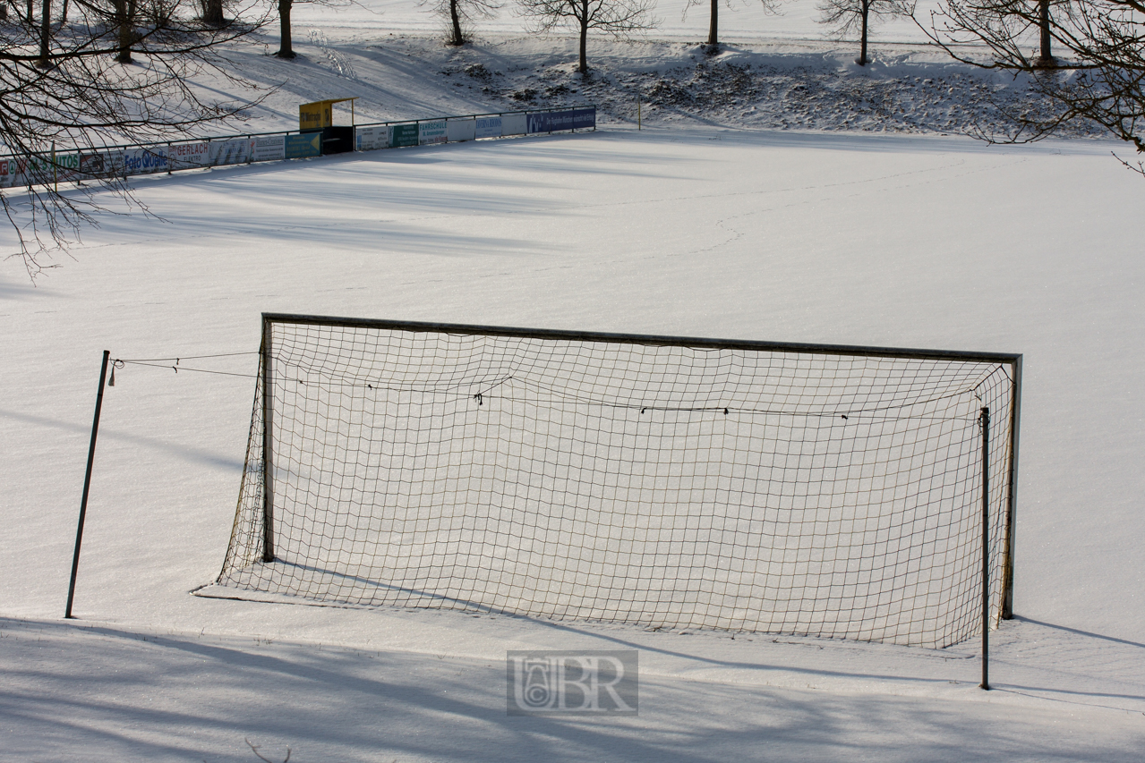 fussballplatz_im_schnee_01