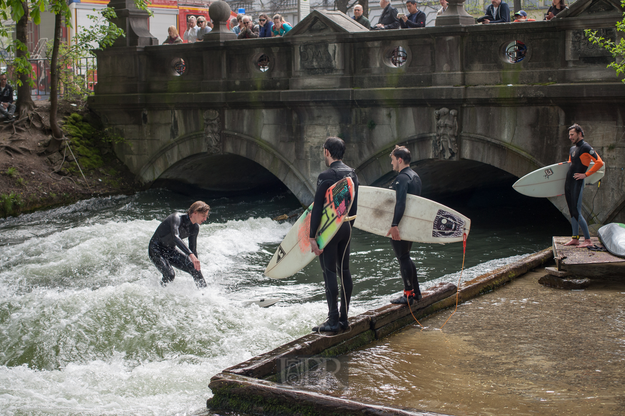 Surfen auf dem Isar-Eiskanal in München