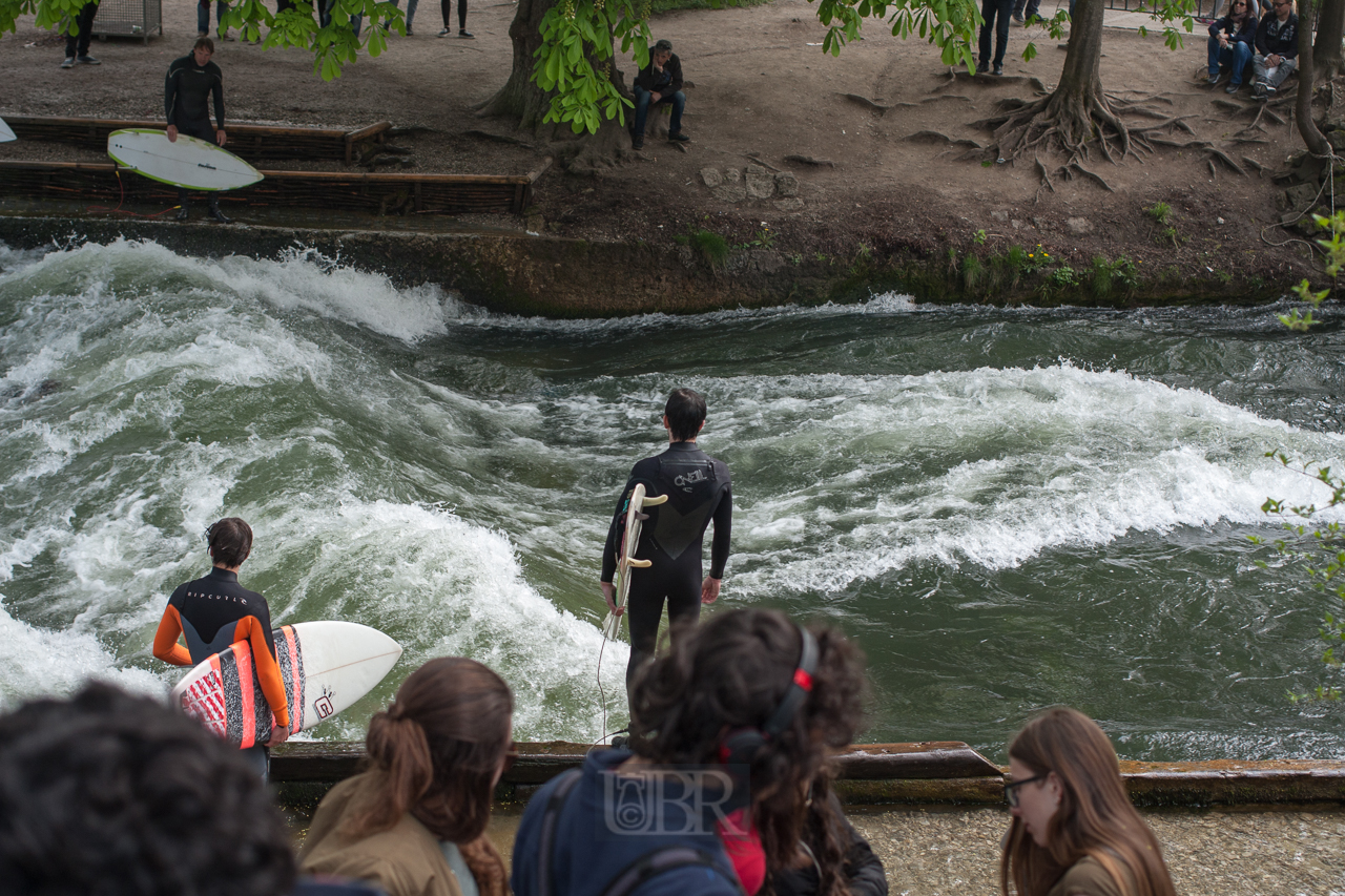 Surfen auf dem Isar-Eiskanal in München