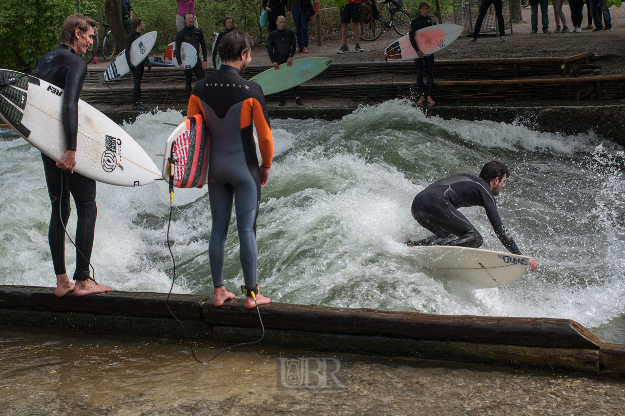 Surfen auf dem Isar-Eiskanal in München