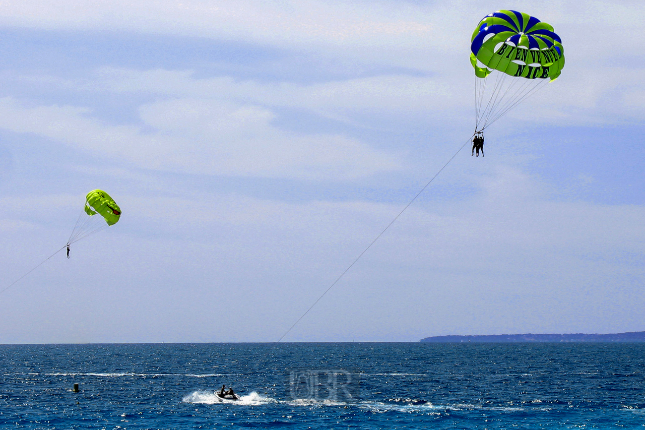 Gleitschirmfliegen am Strand von Nizza