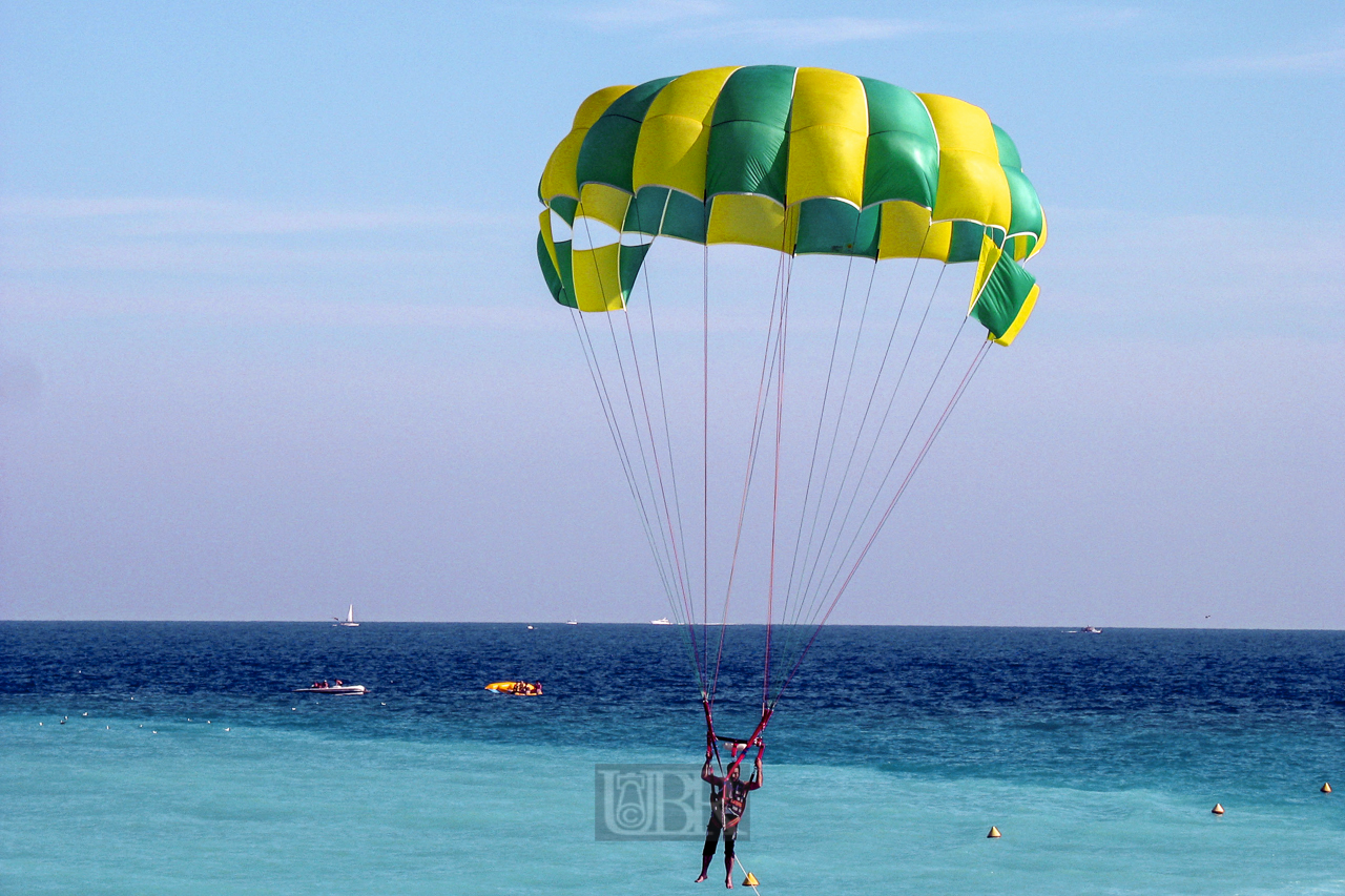 Gleitschirmfliegen am Strand von Nizza