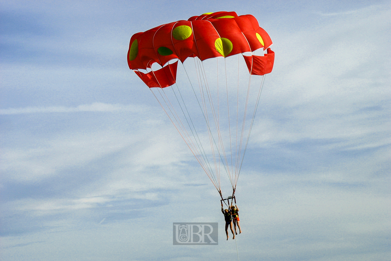 Gleitschirmfliegen am Strand von Nizza