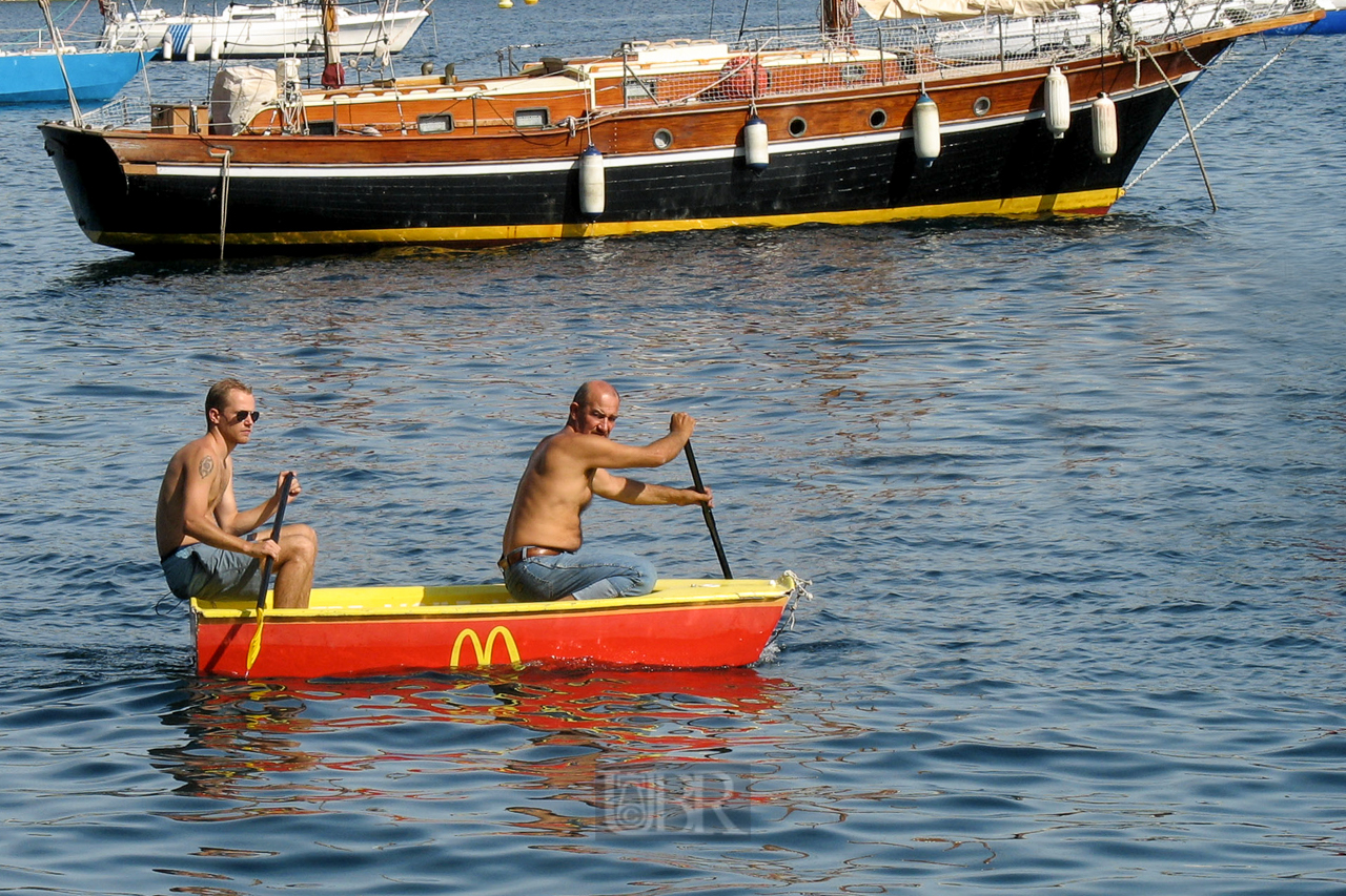 Rennboot von McDonalds gesponsert