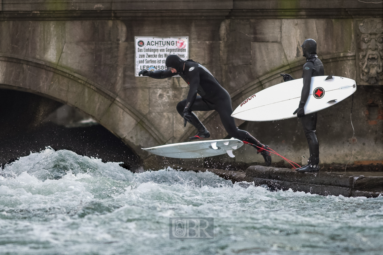 Surfen auf dem Isar-Eiskanal in München