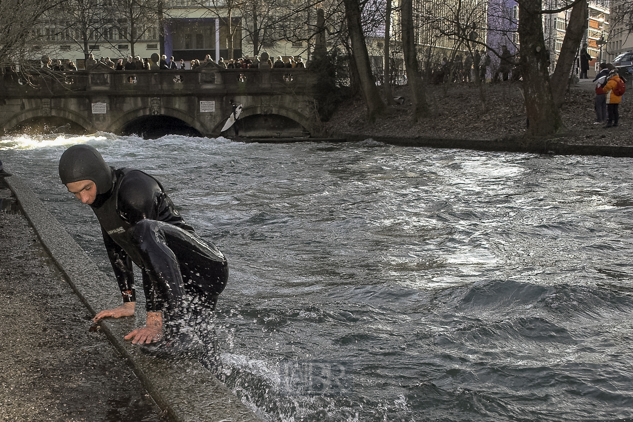 Surfen auf dem Isar-Eiskanal in München