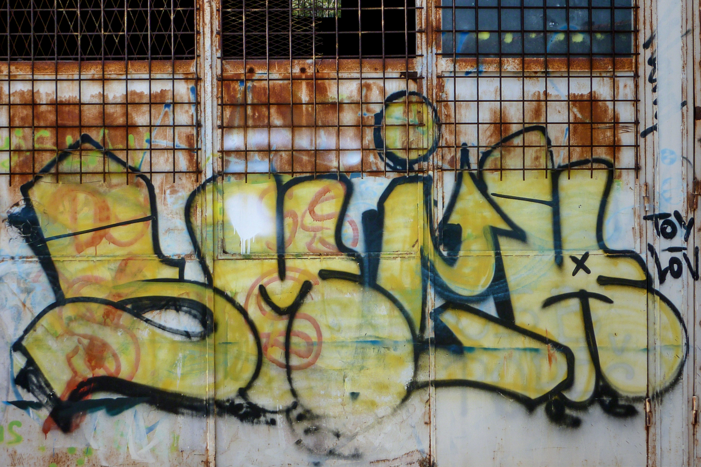 Graffiti an den Gebäuden des Jugendzentrums in Porec