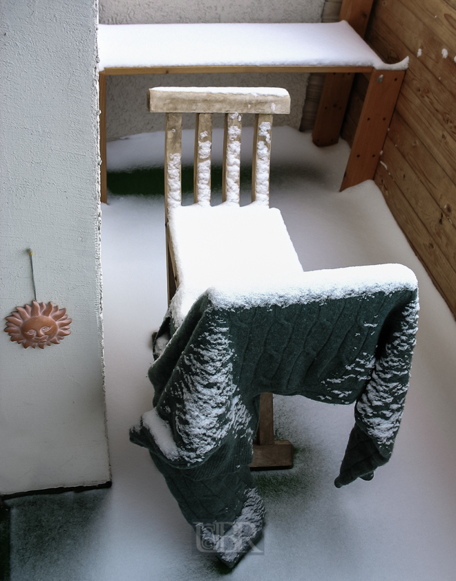 balkon_mit_pullover_im_schnee