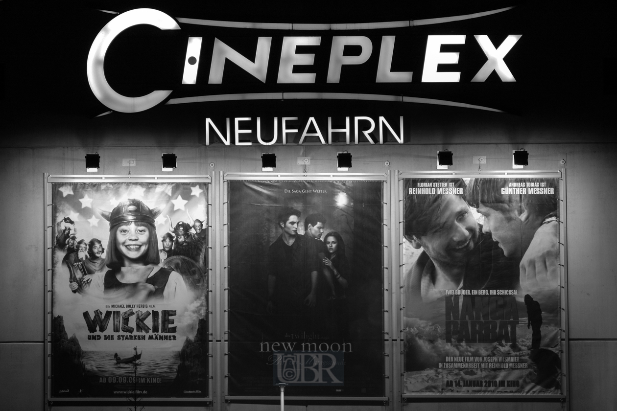 Cineplex bei Nacht