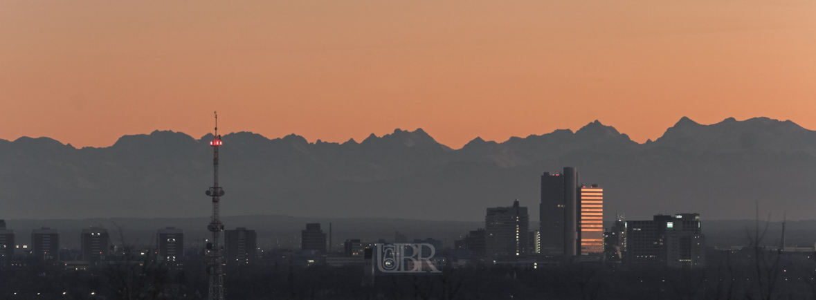 Vordergründige Dämmerung und hintergründiges Alpenglühen