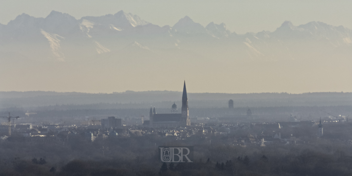 In Bildmitte: Kirche St. Lukas und Müllersches Volksbad