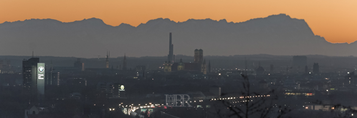 Vordergründige Dämmerung und hintergründiges Alpenglühen