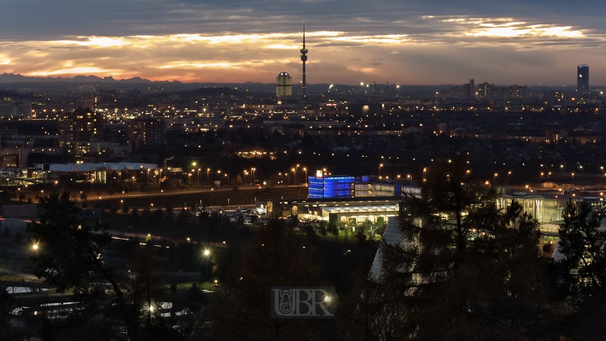 Die Stadt dämmert der Nacht entgegen