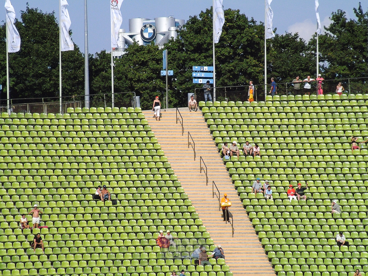 stadion_05_sitzplaetze_bmw_hochhaus