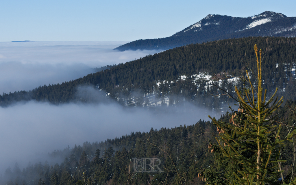 Bergspitzen ragen über die Wolkendecke