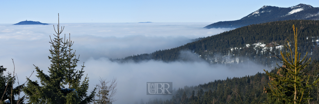 Bergspitzen ragen über die Wolkendecke