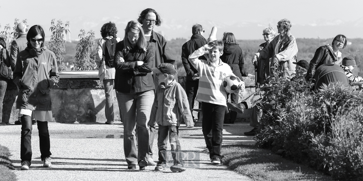 Sonntagsspaziergänger im Schlossgarten Dachau