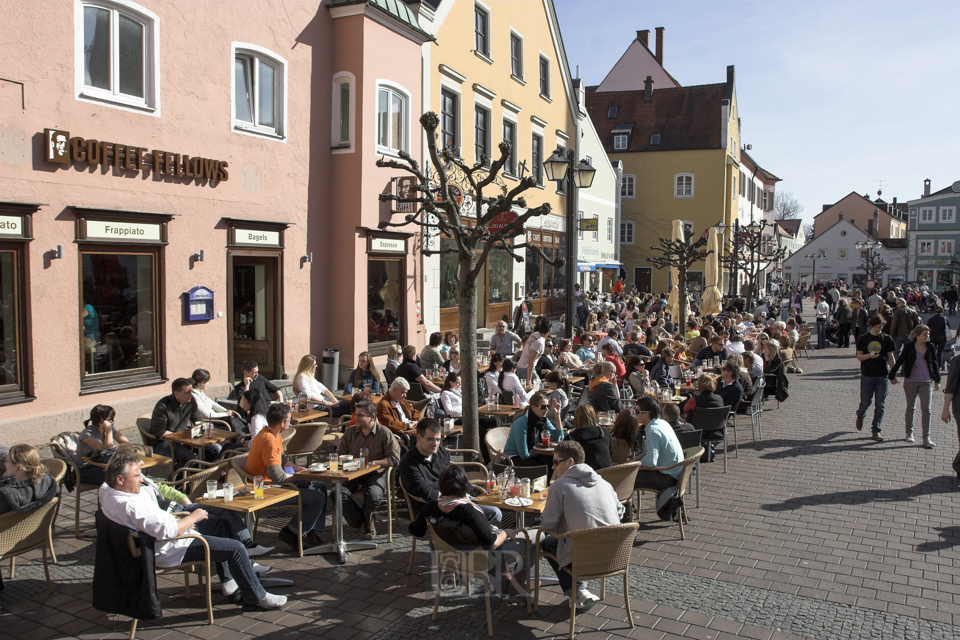 Erste Sonnenstrahlen im Freien genießen