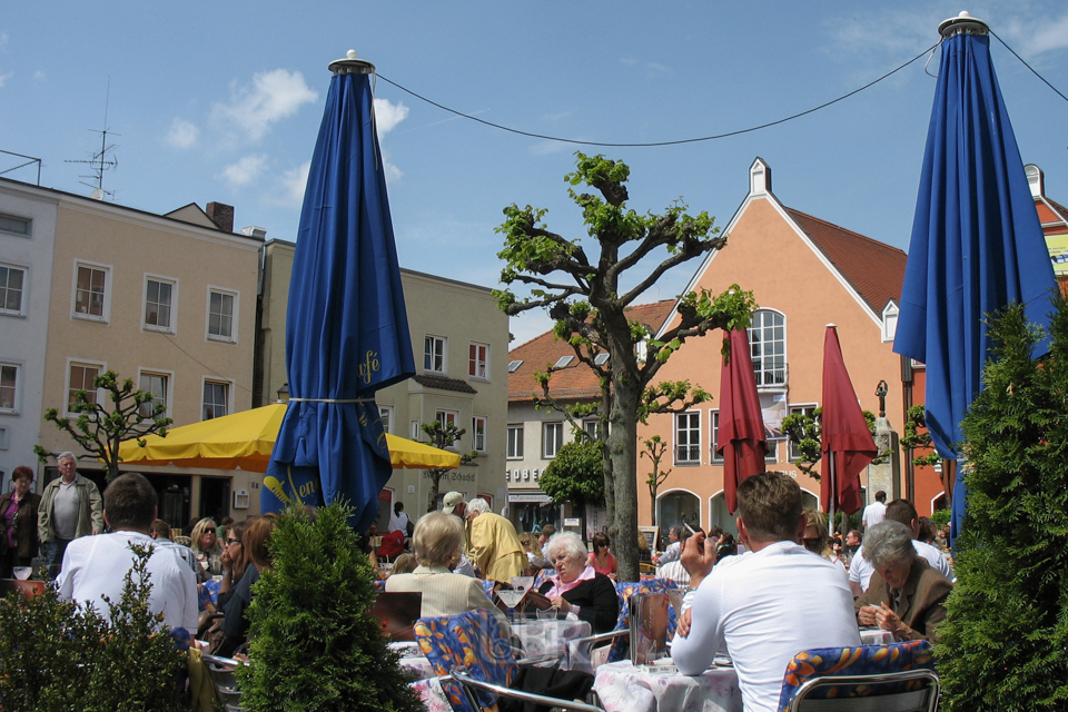 Sonnenstrahlen im Freien genießen