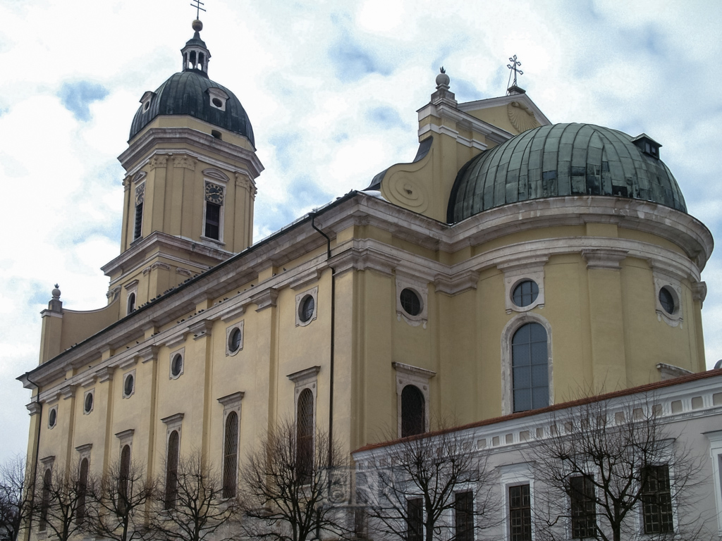 Die Hofkirche am Karlsplatz