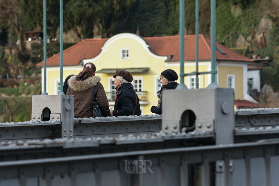 passau_donau_bruecke_03_passanten