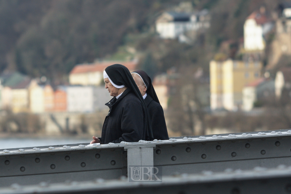 passau_donau_bruecke_04_passanten