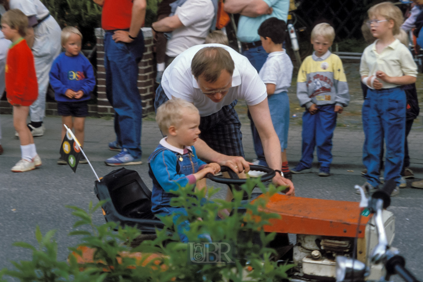 Die Attraktion: Traktorfahren für Kinder