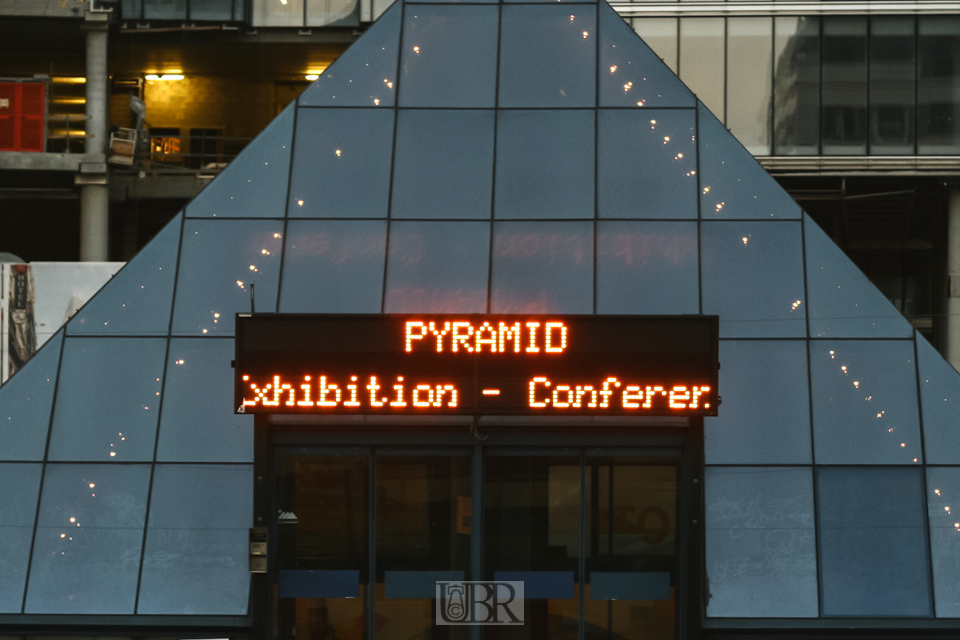 2005_pyramide_am_bahnhof