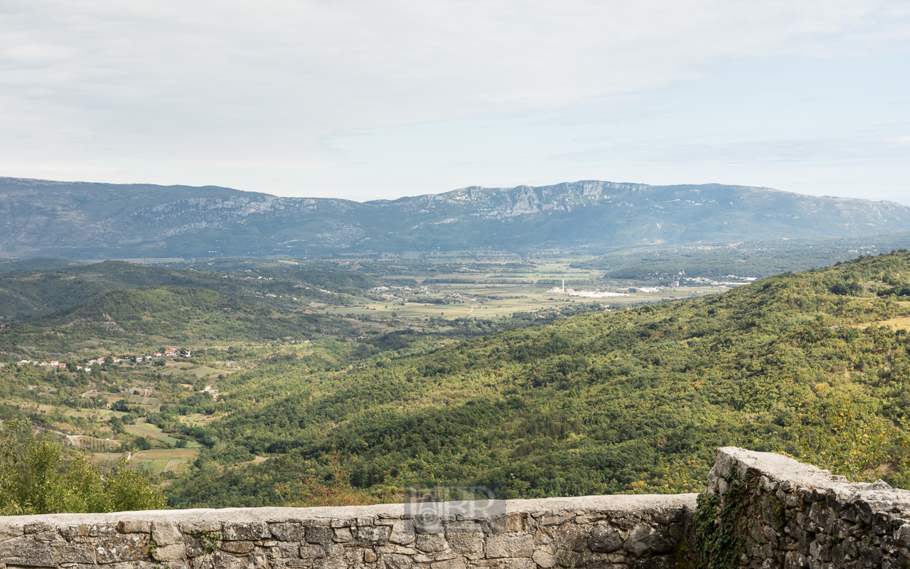 Rundblick vom Ort Grasisce bis zum Ucka-Gebirge