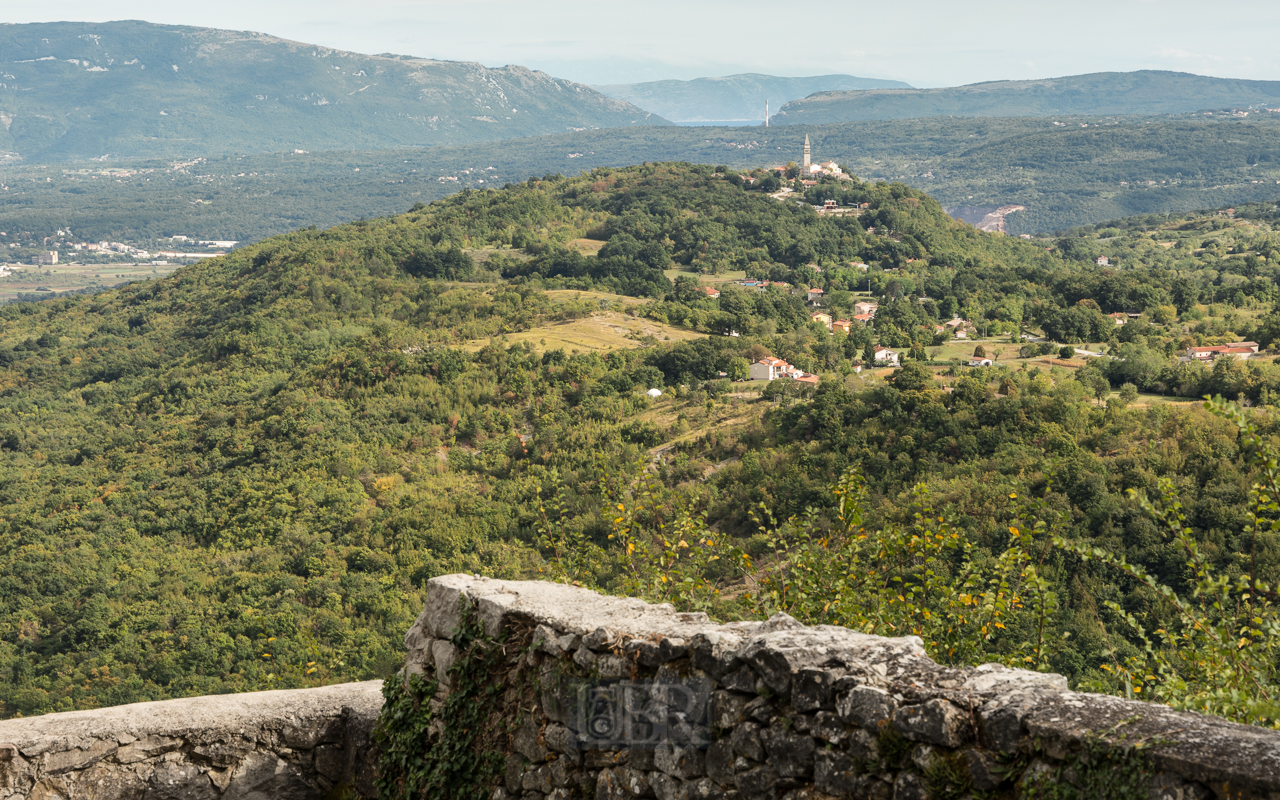 Rundblick vom Ort Grasisce bis zum Ucka-Gebirge - Im Hintergrund die Insel Cres