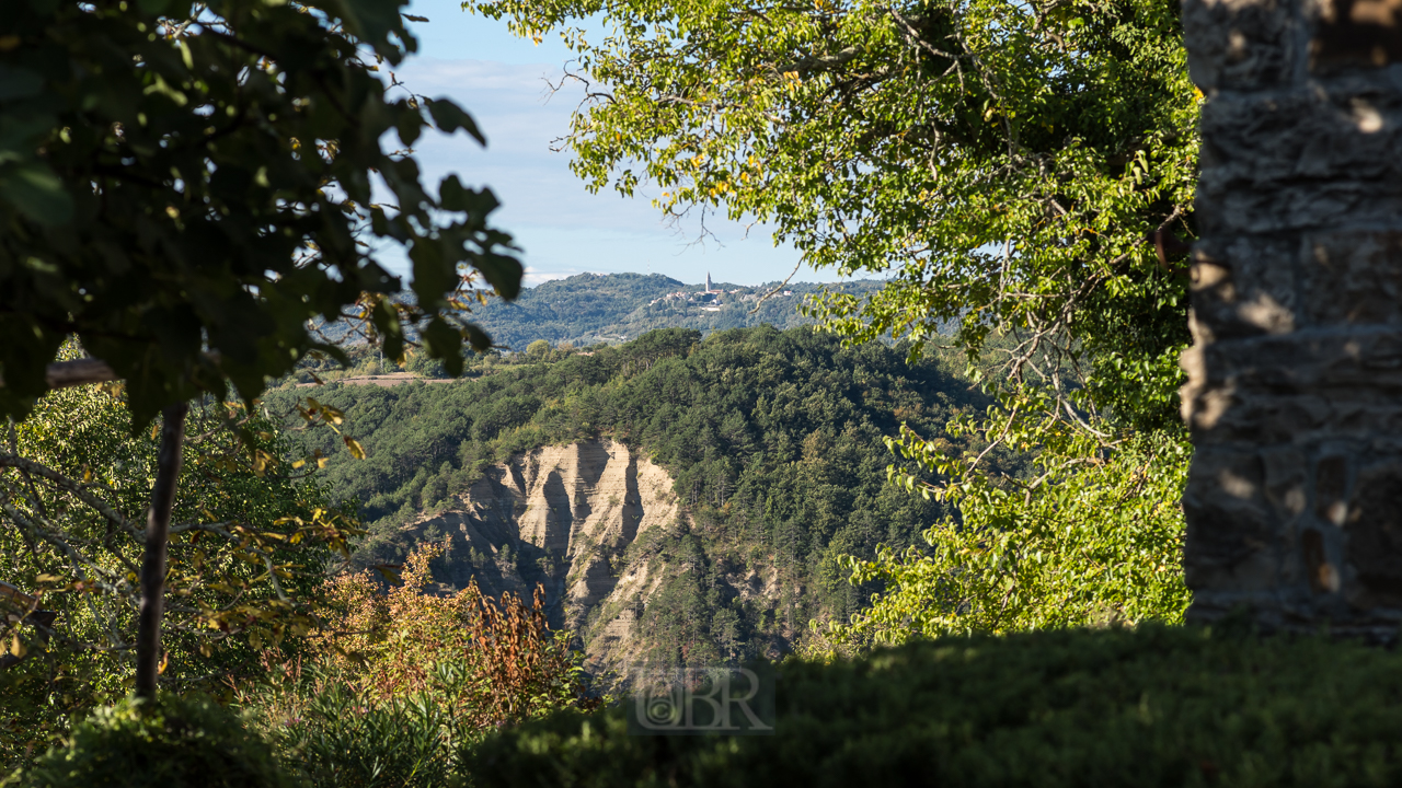 In der hügeligen bis bergigen Umgebung