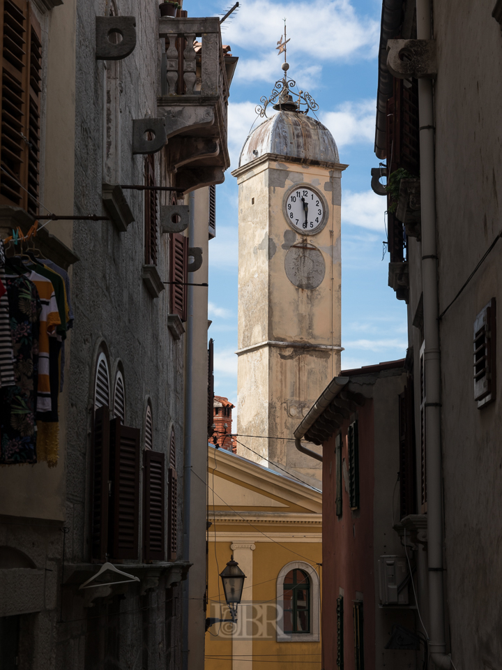 Labin - Gasse mit Blick auf Theater unf KIrchturm