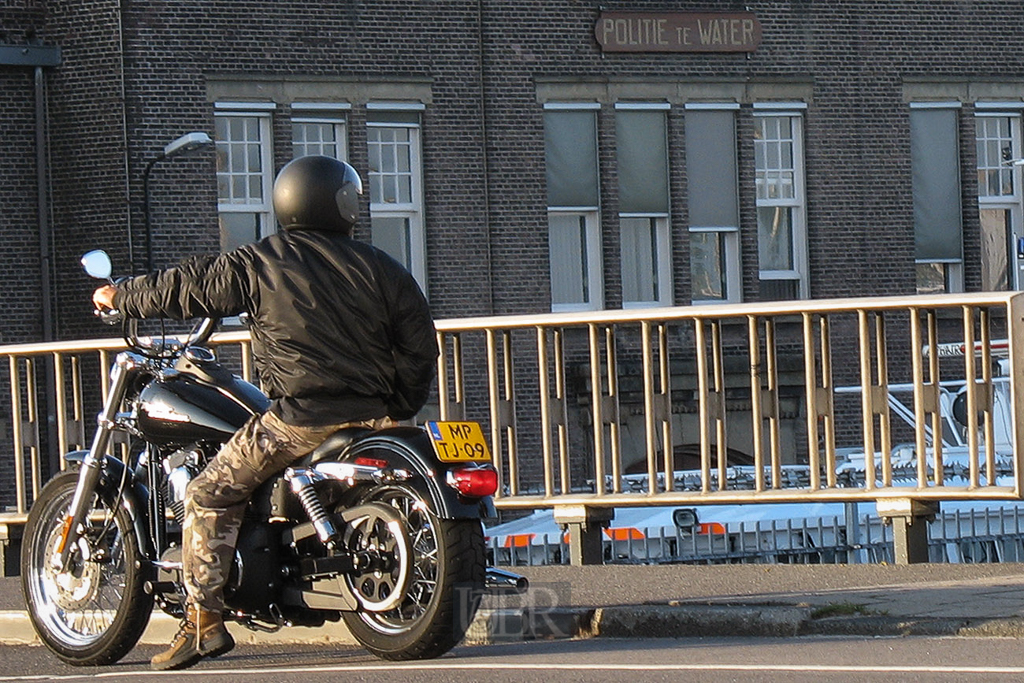biker_vor_wasserpolizei