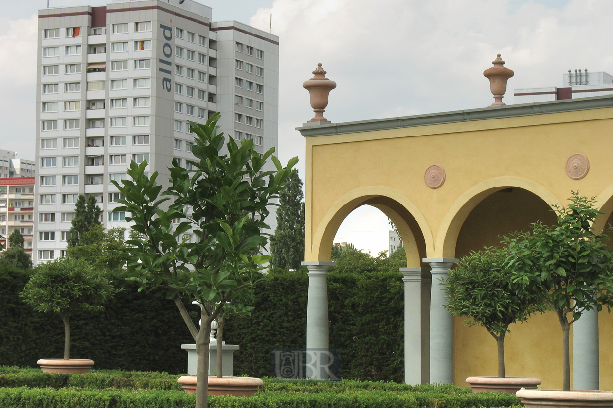 55_renaissance_trifft_plattenbau