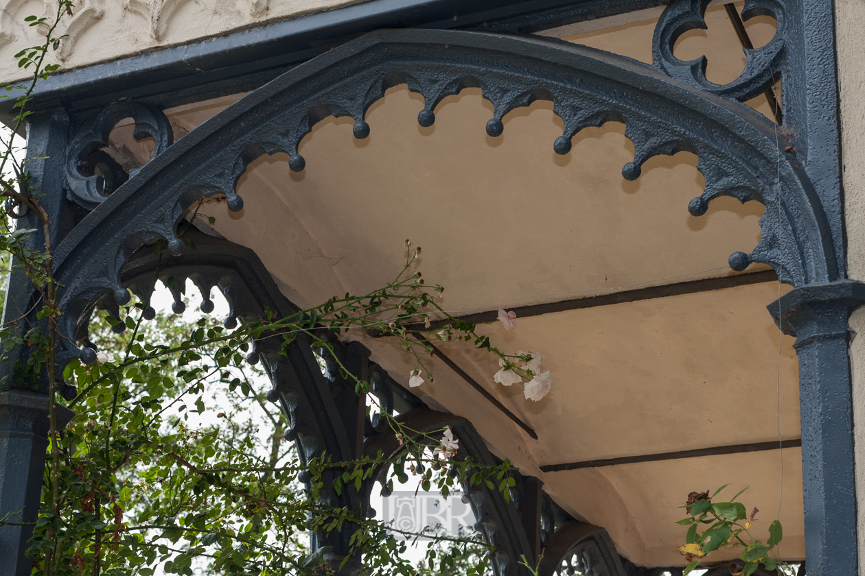 Auch der gusseiserne balkon wurde wiederhergestellt