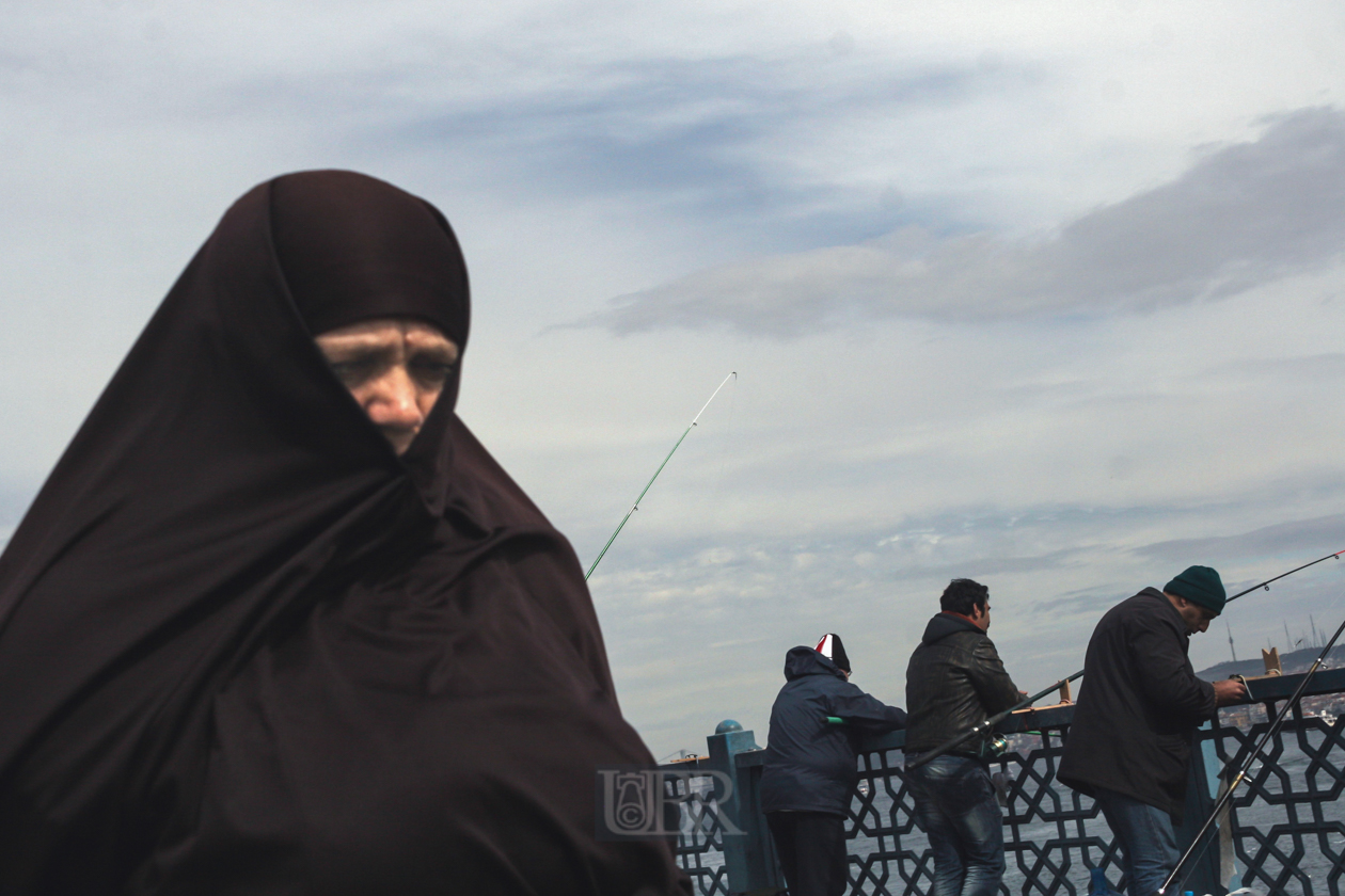 Männer und Frauen traditioneller Kleidung und Haltung